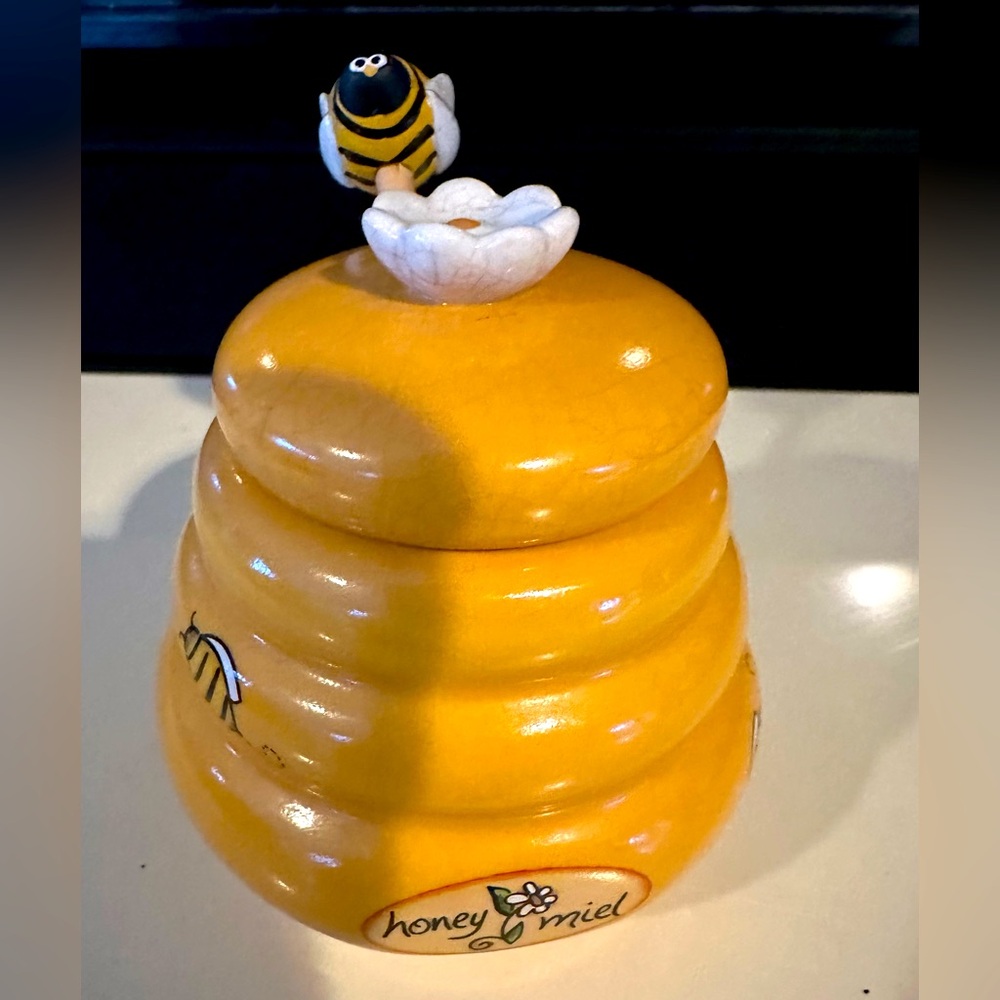 Joie Honey Jar with Wood Bee Design Dipper Honey Miel Yellow Ceramic Jar Contain
